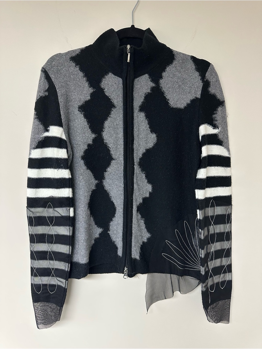 Tricotto Black and Gray Zip-Front Geometric Cardigan